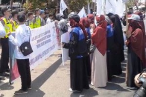 Aksi Demo Warnai Pelantikan Anggota DPRD Kuningan.